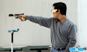 Athletes shooting guns Pham Cao Son
