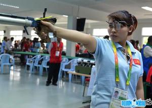 Athletes shooting guns Nguyen Minh Chau