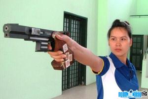 Athletes shooting guns Trieu Thi Hoa Hong