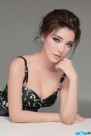 Model Jenny Le Nguyen