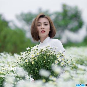 Singer Hoa Di Linh
