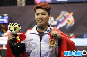 Weightlifting athlete Trinh Van Vinh
